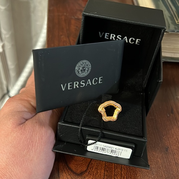Versace Medusa 
Crystal Embellished Medusa Grace Ring size 7 - Picture 4 of 5